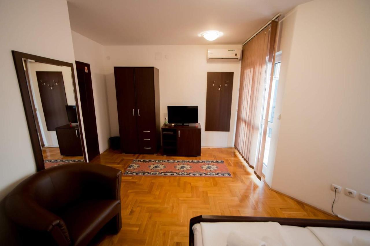 Hostel Royal Obrenovac  Екстериор снимка